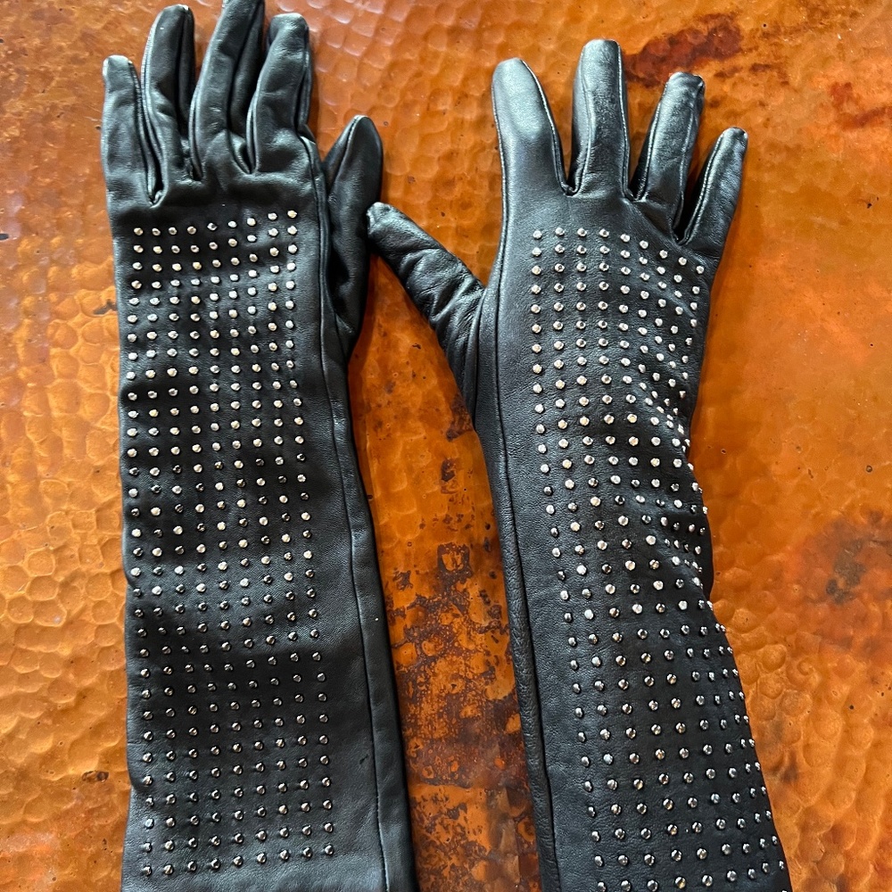 Black leather studded gloves -Small